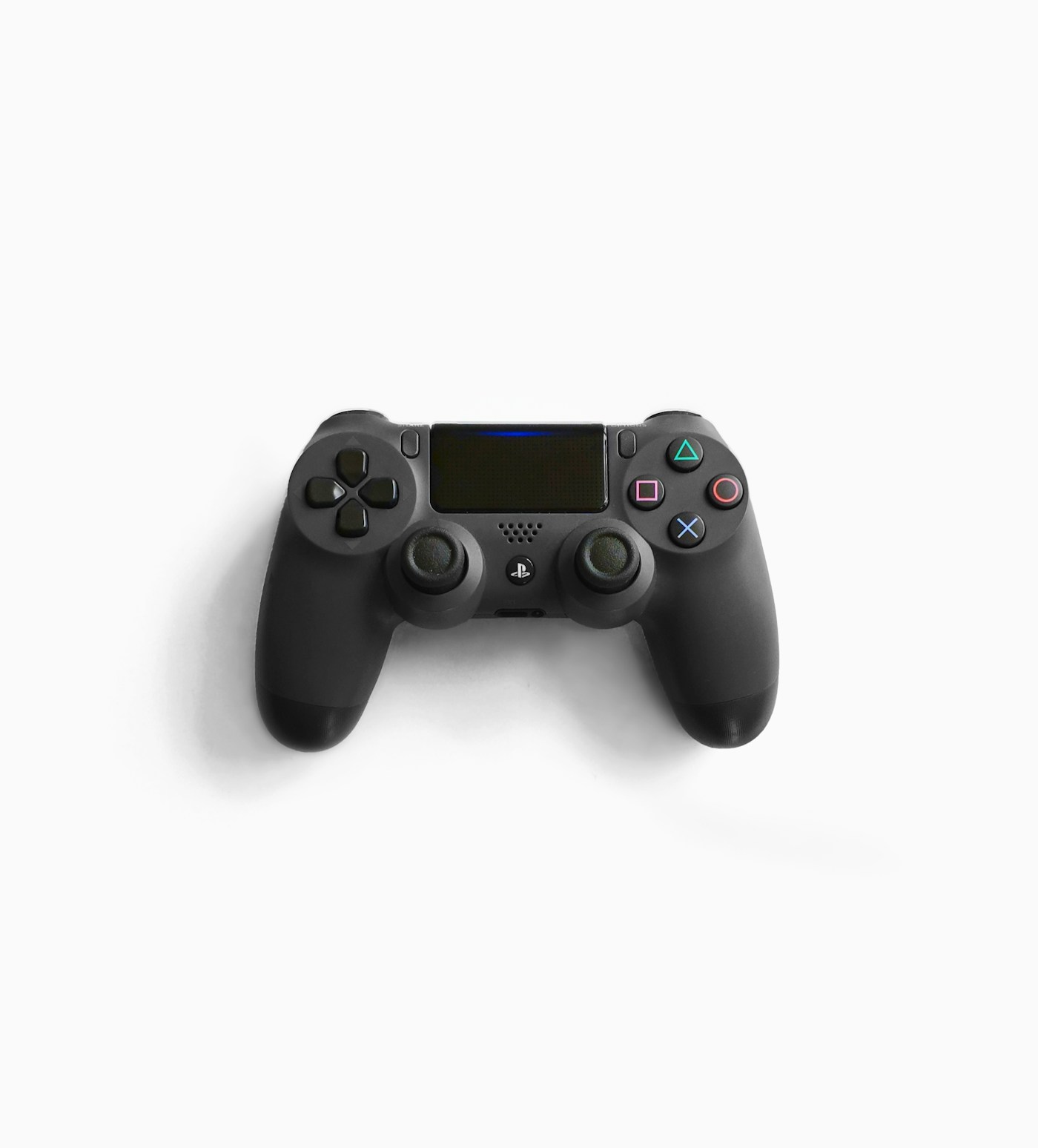 Gros plan sur une manette de jeu vidéo noire sur fond bleu.