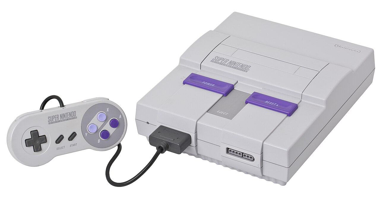 Console Super Nintendo (SNES) avec manette branchée, sur fond blanc.